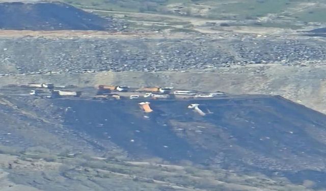 Şırnak'ta hafriyat sahasında toprak kaydı: 2 araç şarampole yuvarlandı