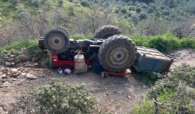 Traktör devrildi, altında kalan 3 kişi canından oldu