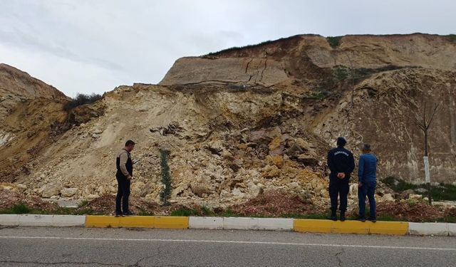 Üniversite yolunda heyelan