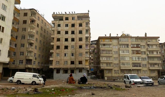 Diyarbakır’ın Bağlar ilçesi risk altında, binalar boşaltılıyor