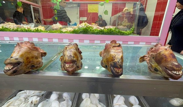 Diyarbakır’da iğneli mizah: Pişmiş kelle gibi ne gülisen?