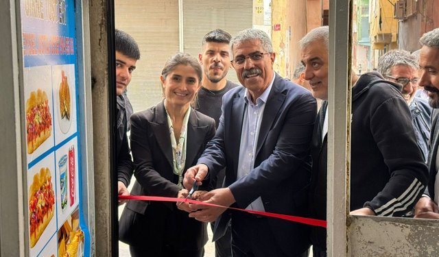Bağlar’da DEM Partililerden sürpriz açılış