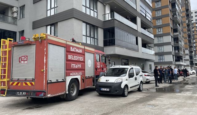 Batman'da asansörde kalanları kurtarmak isterken canından oldu