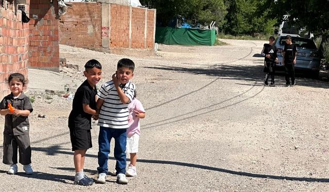 Köy çocukları eski bayramların ruhunu yaşatıyor