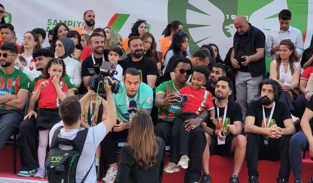 Amedspor’un başarılı oyuncuları alana geldi, coşku arttı