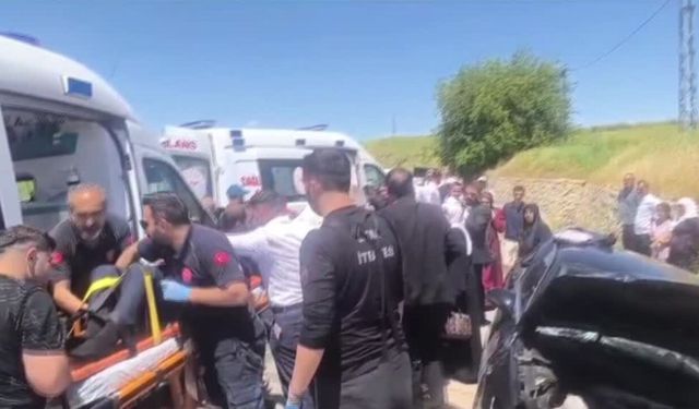 Batman'da otomobil istinat duvarına çarptı:6 kişi yaralı