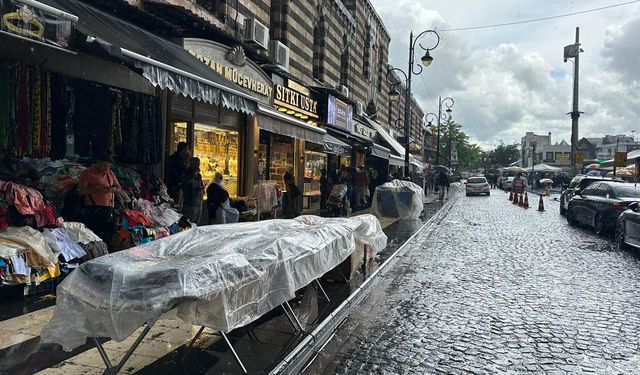 Diyarbakır’daki yağmur bayram hazırlığındaki seyyar satıcıları vurdu