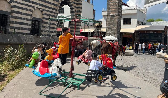 Ekmeğini dönme dolaptan çıkaran Diyarbakırlı Abuzer
