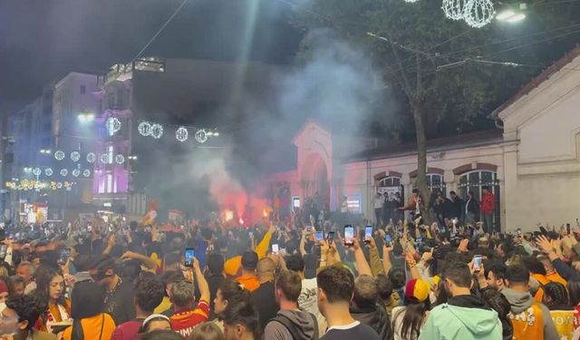 Galatasaray taraftarından şampiyonluk kutlaması