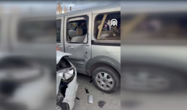 Hakkari'de 3 aracın karıştığı kazada 12 kişi yaralandı