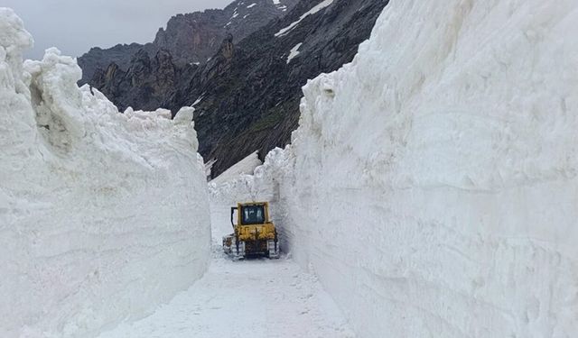 Hakkari’de karla mücadele sürüyor