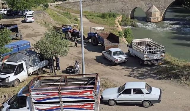 Çermik'te tarihi köprü yanında hayvan pazarı kuruldu
