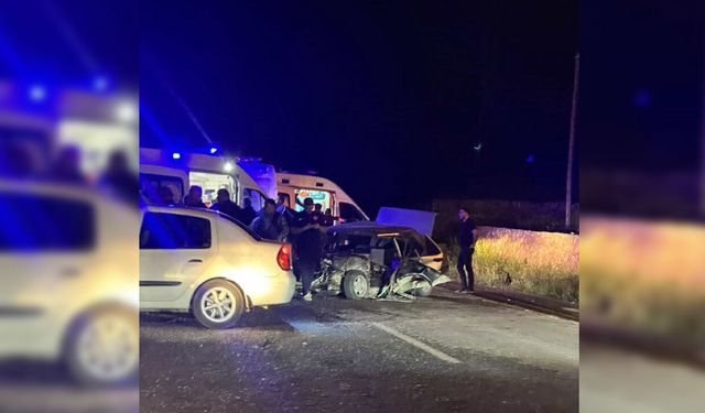 Karayoluna çıkan traktör otomobil ile çarpıştı: 5 yaralı