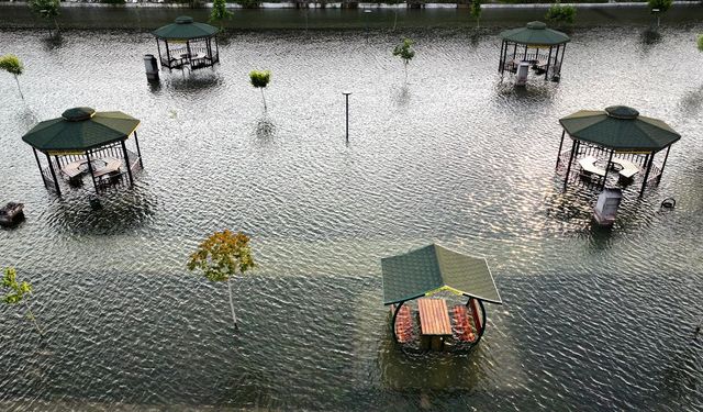 Fırat Nehri kenarındaki mesire alanı sular altında