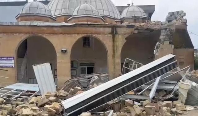 Fırtına minare yıktı