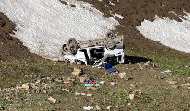 Pancar işçilerini taşıyan minibüs uçuruma yuvarlandı: 1 ölü, 7 yaralı