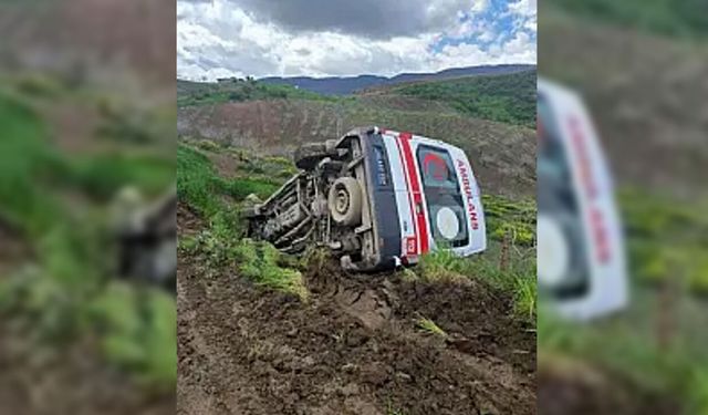 Siirt’te ambulans şarampole devrildi: 3 sağlık personeli yaralandı