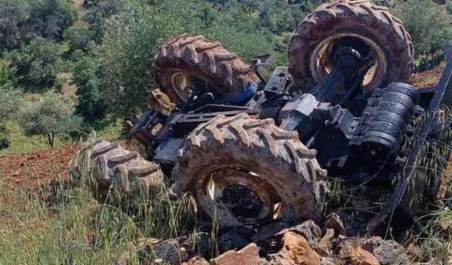 Gaziantep'te devrilen traktörün sürücüsü hayatını kaybetti