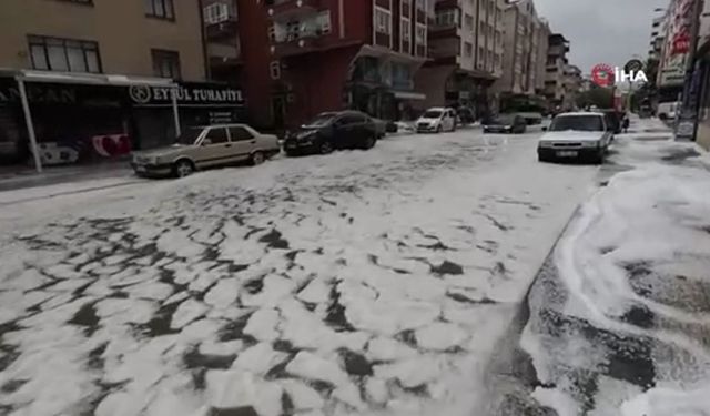 Ankara'da dolu yağışı sokakları beyaza bürüdü