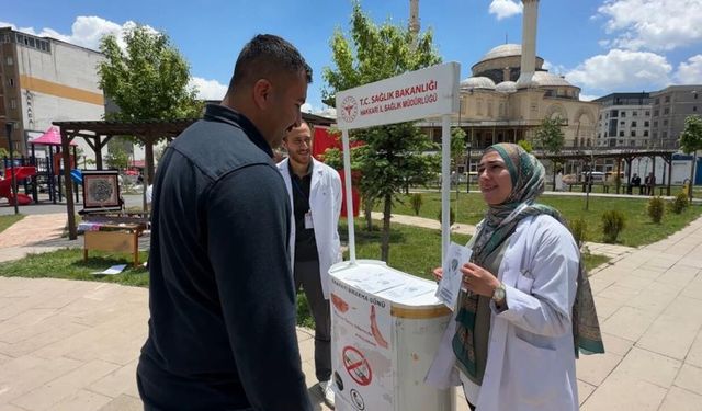 Hakkari’de sağlık ekiplerinden 'sokakta sigarayı bırakma' seferberliği