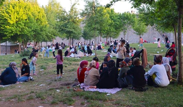 Diyarbakır’da sıcaklar arttı: Ticaret durdu, acil servisler doldu