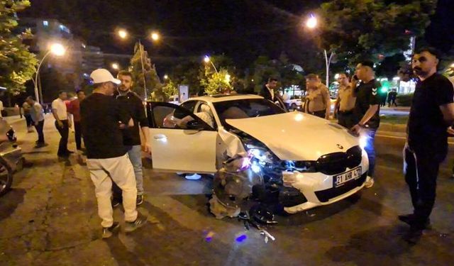 Diyarbakır'da iki otomobil çarpıştı: 5 yaralı