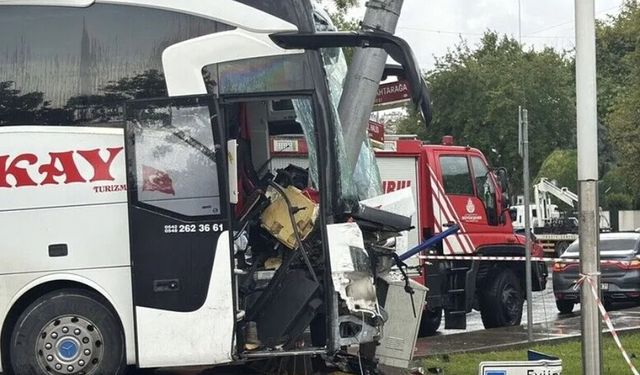 Yolcu otobüsü ile otomobil çarpıştı: 30 yaralı