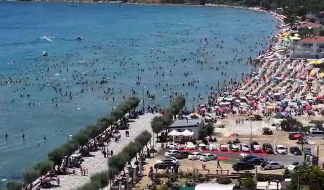 Sıcaklar bastırdı, halk plajı doldu taştı