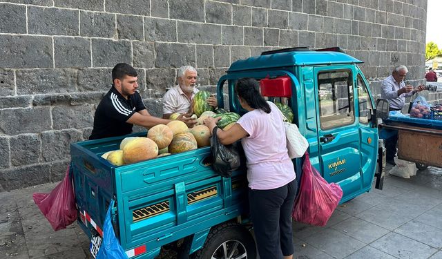Diyarbakır’da hibrit kamyonetiyle dolaşarak geçimini sağlıyor