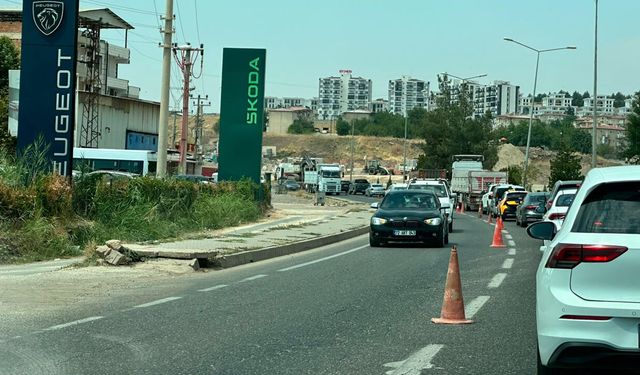 Seyrantepe’de trafik çilesi: Yol tek şeride düştü, ulaşım kilitlendi