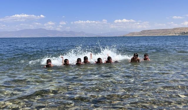 Bir Van Gölü klasiği: 'Sarı saçlarını deli gönlüme'