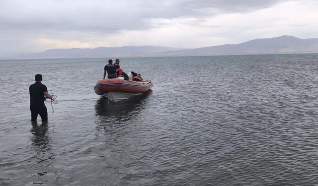 Van Gölü’nde facianın eşiğinden dönüldü: 3 kişi kurtarıldı