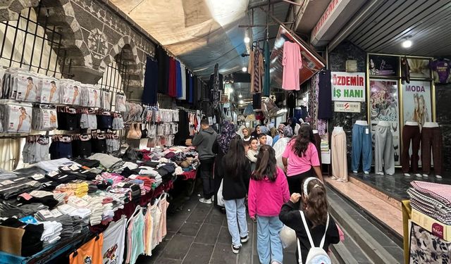 Diyarbakır’ın en ucuz çarşısında yoğun kalabalık