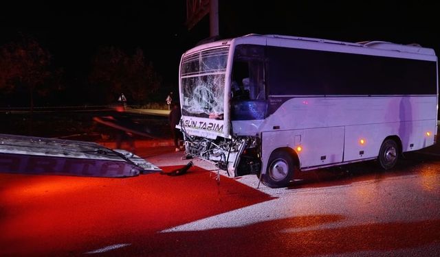 Tarım işçilerini midibüsü ile tır çarpıştı: 17 yaralı