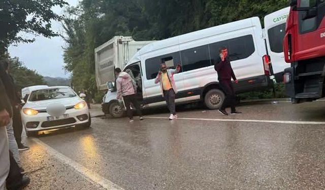 Kamyonla minibüs çarpıştı: 1 can kaybı, 23 yaralı