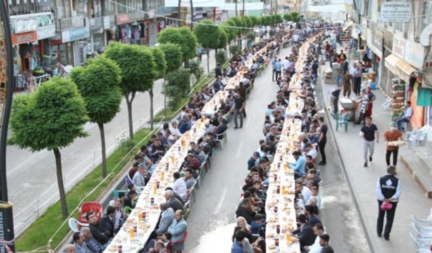 Şemdinli Belediyesinden iftar yemeği