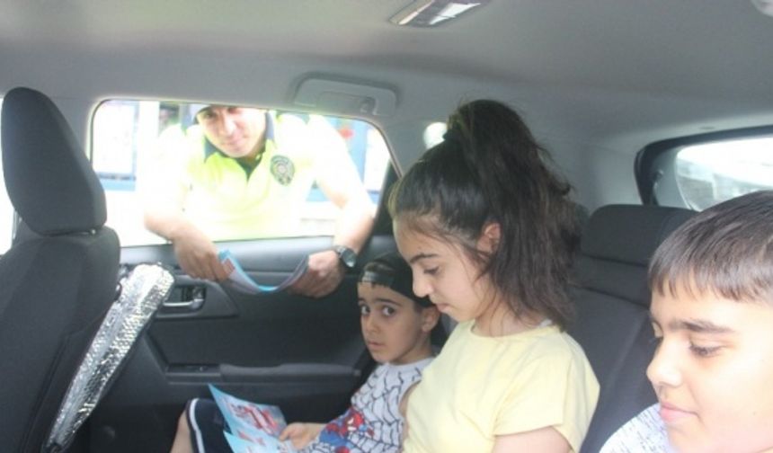 Hakkari polisi çocuklara ‘sürücü karnesi’ dağıttı
