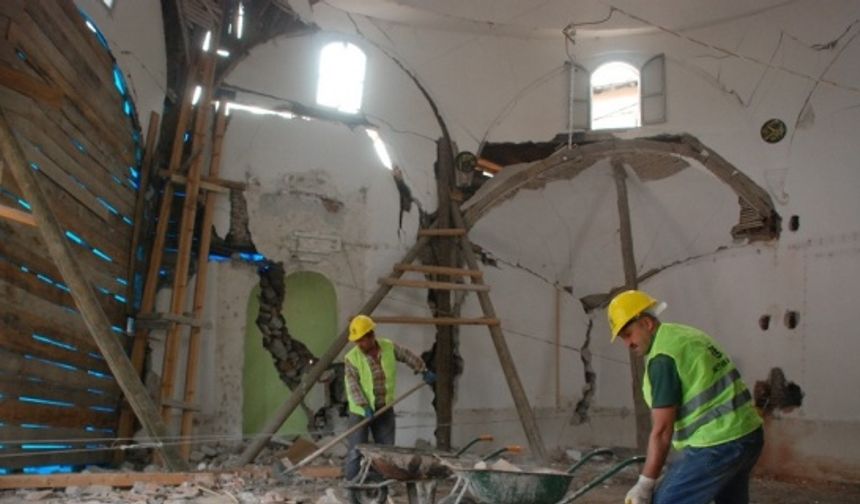 Heyelanda büyük hasar gören camide çalışma başlatıldı