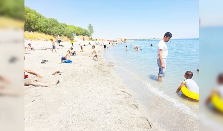 Van Gölü sahilleri Ege sahillerini aratmıyor