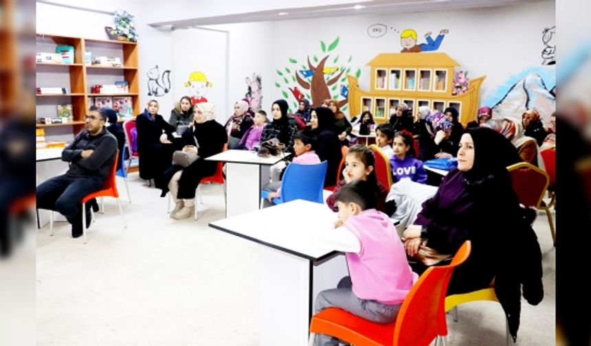 Veliler çocuklarıyla aynı sıralarda ders görüyor
