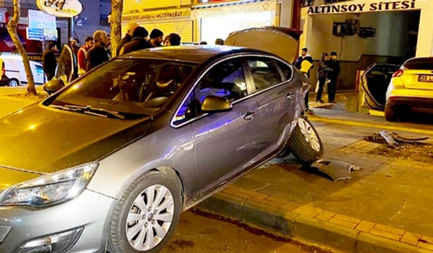 Diyarbakır’da kaza:  Alkollü sürücü site girişine uçtu
