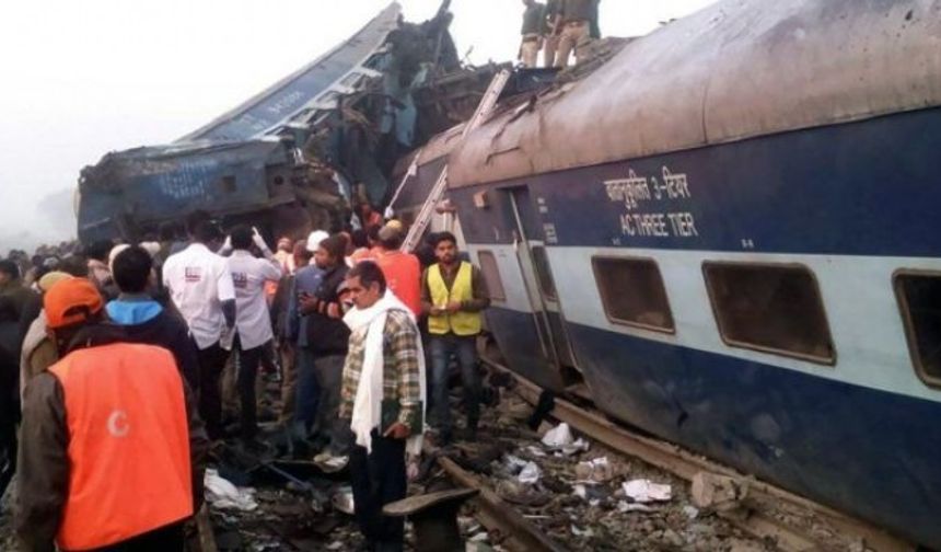 Hindistan’da tren kazası: 50 kişi yaşamını yitirdi