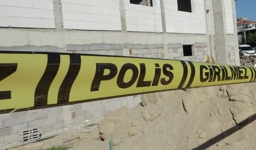 İnşaat ustası yıkılan duvarın altında kaldı