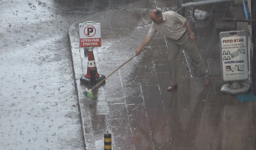 Aniden bastıran sağanak ve dolu yağışı vatandaşlara zor anlar yaşattı