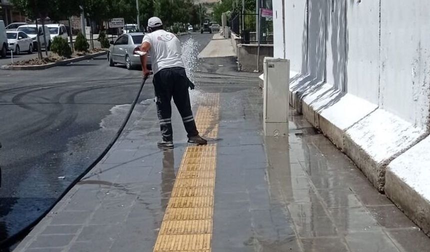 Hani’de yenilenen kaldırımlar yıkandı(videolu)
