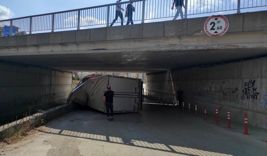 Yüksekliği hesaplayamadı, köprüye takıldı