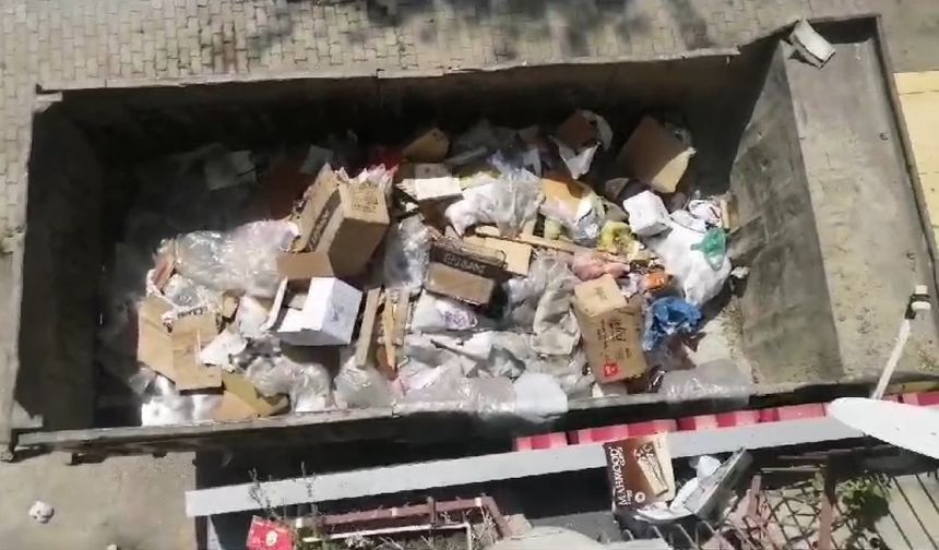 Isparta'da çöp evden ve deposundan 7 kamyon atık çıktı