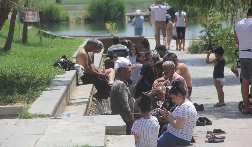 Sıcaktan bunalan vatandaşlar mesire alanlarına akın etti