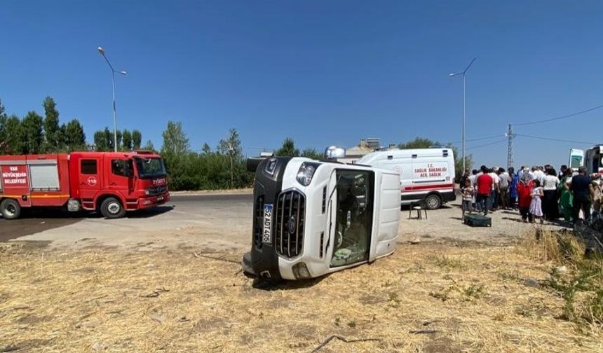 Van'da trafik kazası: 14 yaralı