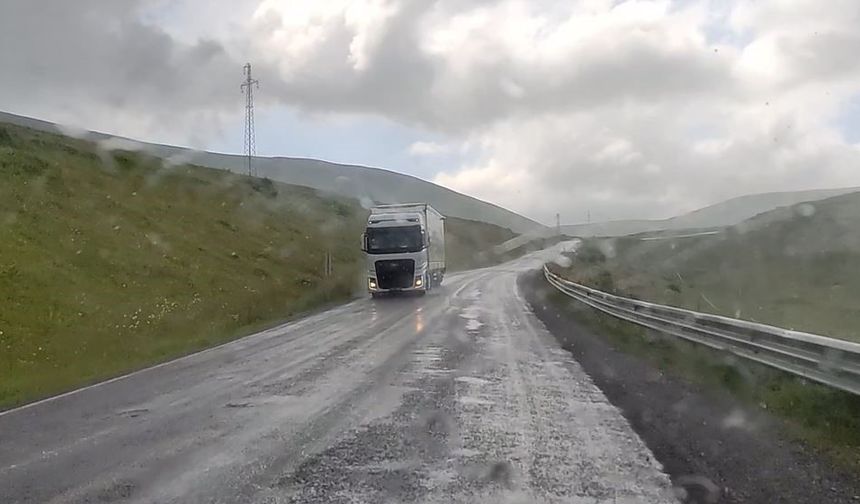 Ardahan’da sağanak ve dolu etkili oldu